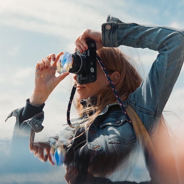 portrait of Vera Elisabeth Kleineke holding an analogue vintage camera and a prism