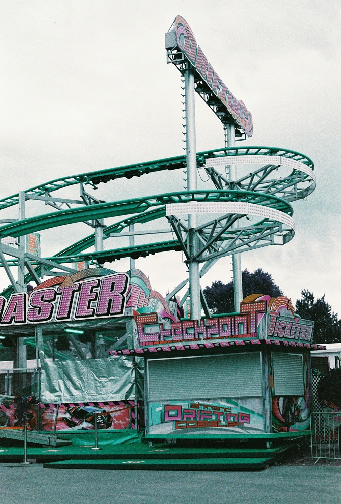 Bild von einer Achterbahn auf dem Hamburger Dom