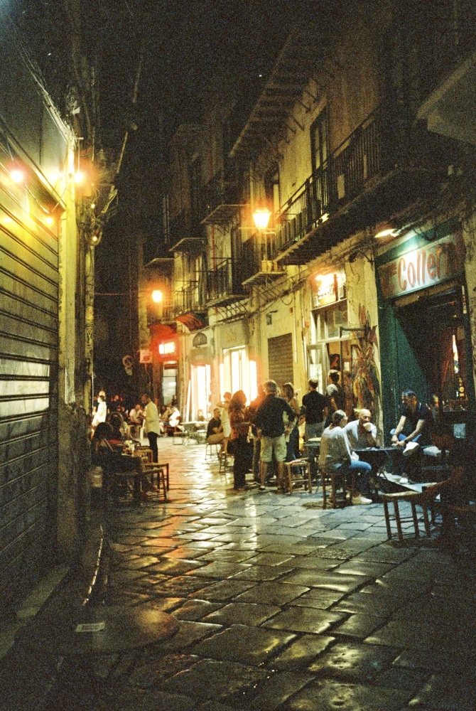 Gasse in Palermo bei Nacht, aufgenommen auf Cinestill 800